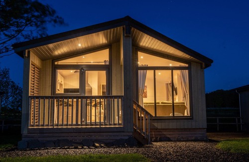 Perth Cottage | LODGE 6 - INCHYRA, family friendly, with a garden in Errol