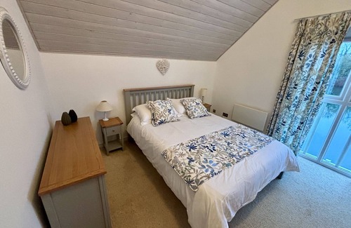South Cerney Cabin | Lodge 66 Spring Lake Perfect Family Holiday Retreat in the Cotswold Water Park.