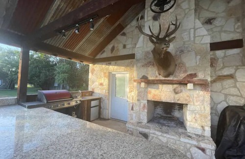 Bandera Cabin | Lodge on Main st-Bandera America!