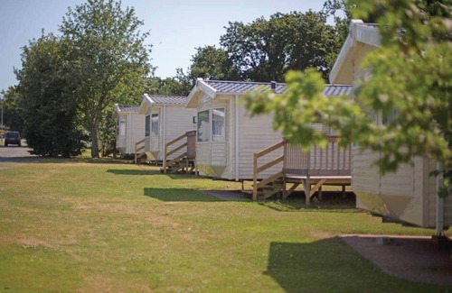 Dawlish Cabin | Lodge sleeping up to six guests in three bedrooms, one double and two twin along with family bathroo
