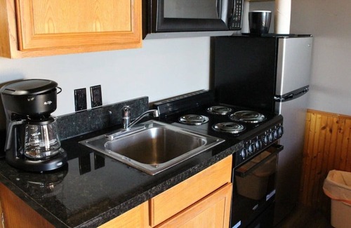Canyon Lake Cabin | Lodge Suite Downstairs Deluxe w/ Deck - 108