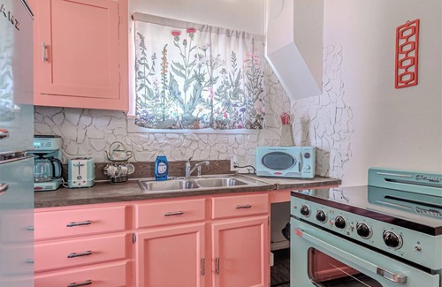 Alberton Apartment | Lofi Girl Book Lover's Nook- 2BD 1BATH A/C Washer/Dryer Full kitchen/fast WIFI