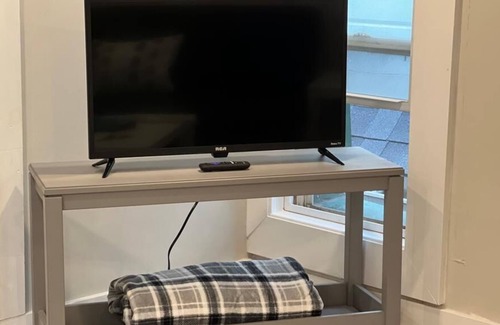 Strathcona House | Loft Apartment #3 in Hamilton, Queen Bed, Sleep 4