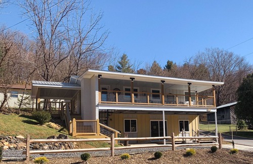 West Jefferson Cabin | Loft At Dew Drop - 2BR/1BA! Short walk to West Jefferson