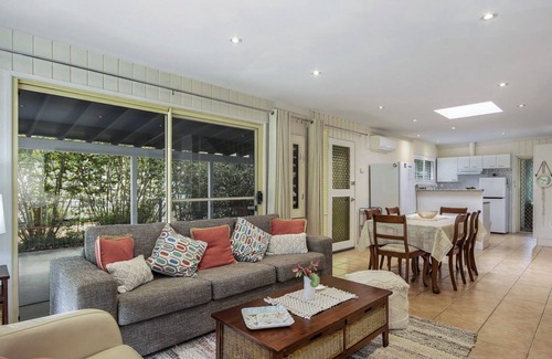 Pearl Beach House | Loft Cottage - Pet Friendly & WIFI