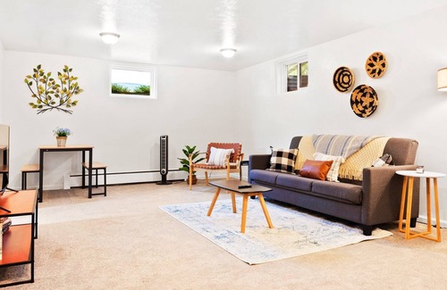 Sunnyside Apartment | Loftium | Charming 2 BR Guest Suite In Sunnyside