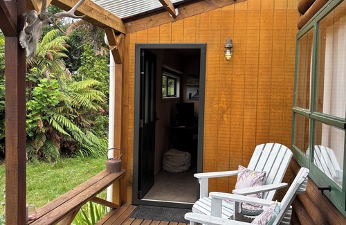 Hatepe Cabin | Log Cabin at the LakenEnjoy the peaceful idyllic lakeside settlement of Hatepe.
