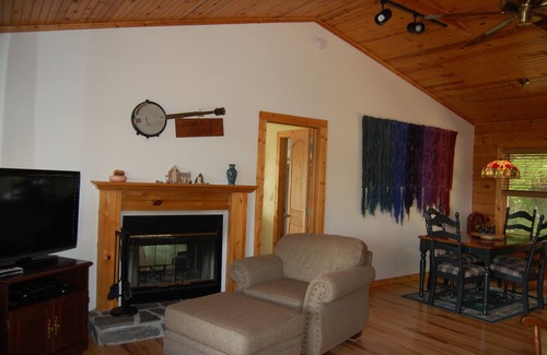 Franklin Cabin | Log Cabin Beauty with Stunning Smoky Mountain Views