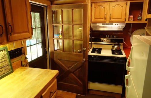 Chester Cabin | Log Cabin - Cozy, Quaint & Scenic and Ready for Your Enjoyment!