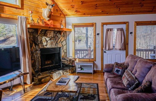 Piney Creek Cabin | Log Cabin, Fireplace, Large Deck, Close to New River