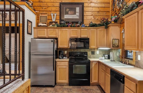 Branson Theater District Cabin | Log Cabin Getaway - Five minutes from Branson Shopping & Entertainment!