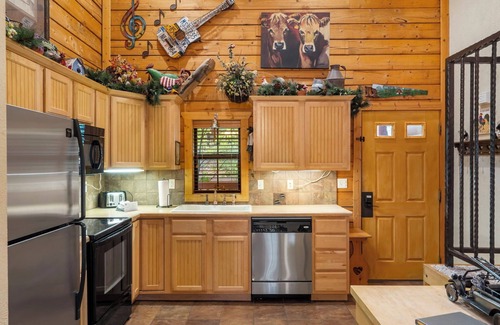 Branson Theater District Cabin | Log Cabin Getaway - Five minutes from Branson Shopping & Entertainment!