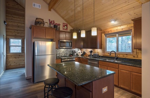 Ferguson Cabin | Log Cabin, Great views, Hot Tub, Large Deck, Privacy, Horse and Pet-Friendly