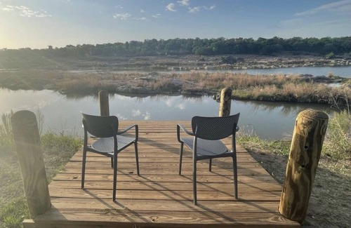 Llano Cabin | Log cabin on the river