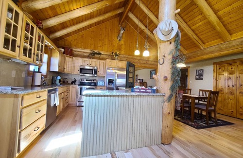 Divide House | Log cabin style home on secluded 48 acre property