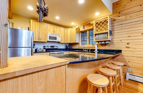 Winhall House | Log cabin-style home with mountain view - close to VAST/skiing/hiking/golf
