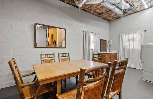 Gainesville Cabin | Log Cabin with Big Deck Energy on Lake Lanier, fire pit and lake access