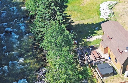 Red Lodge Cabin | Log Cabin with Hot Tub Overlooking Rock Creek and Beartooth Mountains