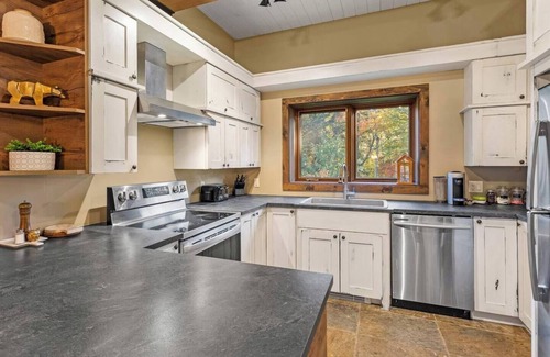 Saint-Faustin-Lac-Carre Ski Chalet | Log Chalet ~ Spa & Firepit ~ Arcade, Billiards & Foosball ~ Walk to the Hill