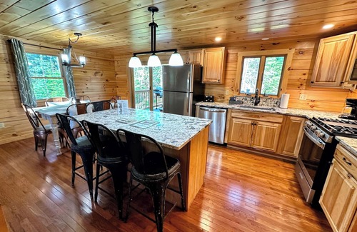 Bethlehem Cabin | Log Home 20min to Bretton Woods! AC, hot tub, wifi, cable, fireplace, fire pit, dog friendly!