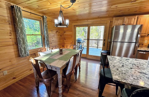Bethlehem Cabin | Log Home 20min to Bretton Woods! AC, hot tub, wifi, cable, fireplace, fire pit, dog friendly!