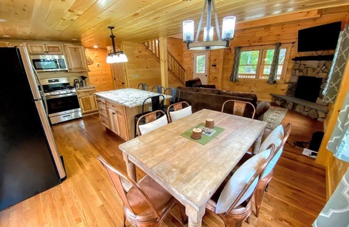 Bethlehem Cabin | Log Home 20min to Bretton Woods! AC, hot tub, wifi, cable, fireplace, fire pit, dog friendly!