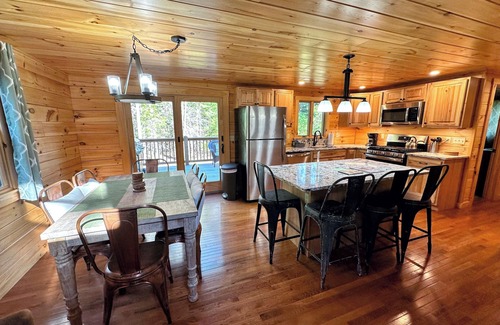 Bethlehem Cabin | Log Home 20min to Bretton Woods! AC, hot tub, wifi, cable, fireplace, fire pit, dog friendly!