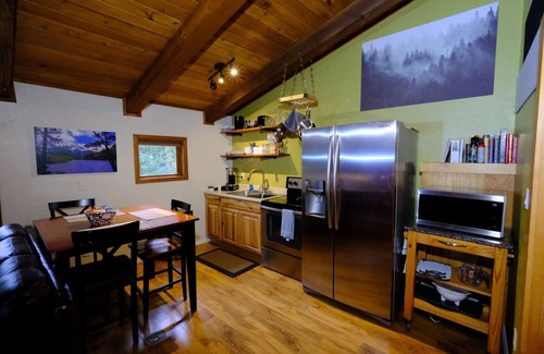 Back Loop Apartment | Log Home Apt w/King bed, laundry & full kitchen