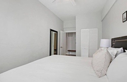Avondale Apartment | Logan Square Corner 3BR Apt Walkable to Highlights