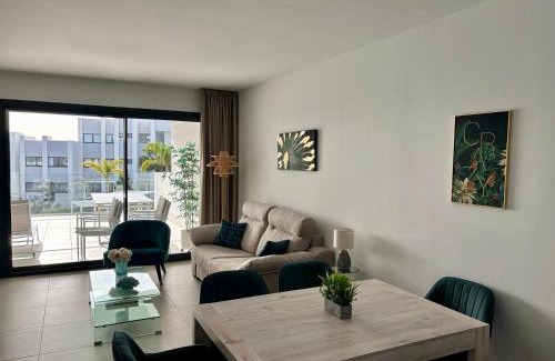 Puerto de la Duquesa Apartment | Logement moderne et cosy avec piscine, jacuzzi, salle de sport et billard