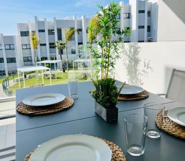 Puerto de la Duquesa Apartment | Logement moderne et cosy avec piscine, jacuzzi, salle de sport et billard