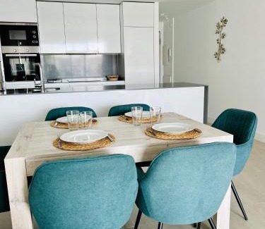 Puerto de la Duquesa Apartment | Logement moderne et cosy avec piscine, jacuzzi, salle de sport et billard