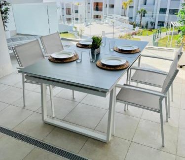 Puerto de la Duquesa Apartment | Logement moderne et cosy avec piscine, jacuzzi, salle de sport et billard