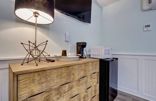 Surf City Hotel | Loggerhead Inn & Suites - Two Queen Room in hotel in Surf City, North Carolina