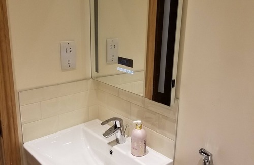 Redbridge Apartment | London Luxury Studio Flat #2 Buttercup Apt Sleeps 4 , 1 min from Underground