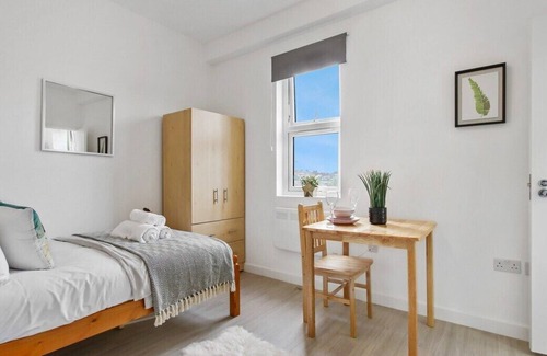 Dormers Wells Apartment | London Studio 4 Short Stay