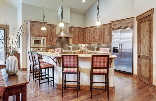 Fairmount On The River House | Lone Star Lodge: High End Property-On the River-Hot Tub & Private Ski Shuttle.