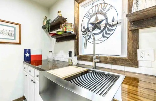 Lubbock House | Lone Star Suite: Rustic Luxe, 2 King Beds, Fireplace, Full Kitchen, courtyard