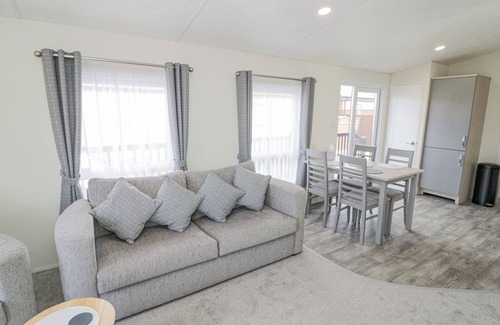 Evesham Cottage | LONG ACRES LODGE, family friendly, with a garden in Evesham