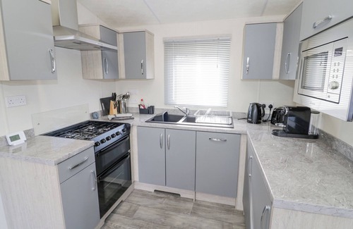 Evesham Cottage | LONG ACRES LODGE, family friendly, with a garden in Evesham