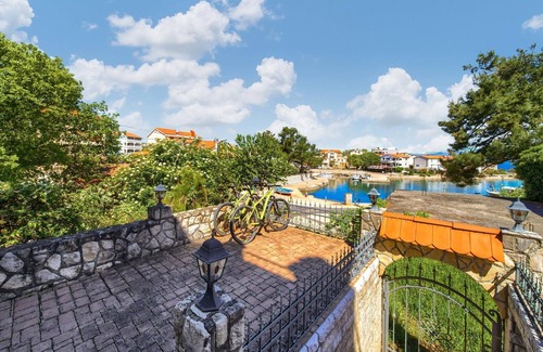 Porat House | Look forward to the sea, the pool and a fantastic view.