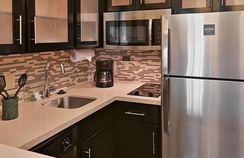 Plantation Resort | Look No Further! 3 Spacious Suites w/Full Kitchen, Outdoor Pool, Free Breakfast