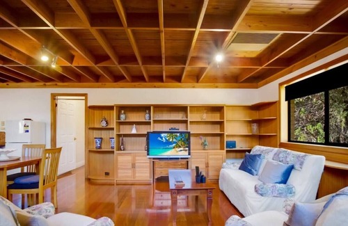 Indooroopilly House | Look no further than this charming 2BR loft in the heart of Indooroopilly.