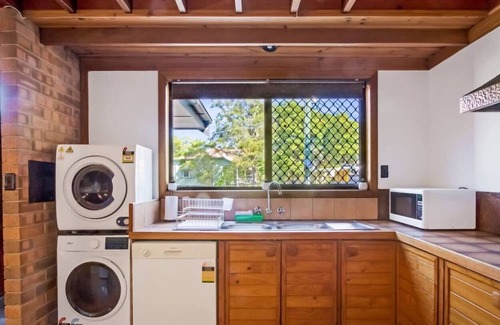 Indooroopilly House | Look no further than this charming 2BR loft in the heart of Indooroopilly.