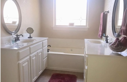 Farmington House | Looking for a fantastic home that is well-stocked? Look no further!