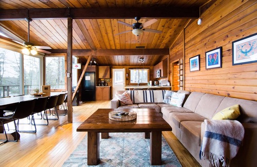 Gravenhurst Cottage | Loon Lake House - Large family lakefront cottage - w beach and hot tub!
