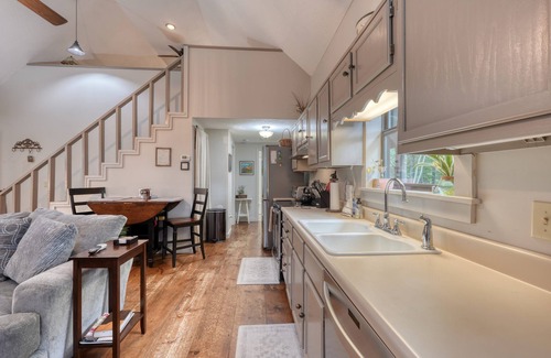 Warne Hotel | Lorelai's Lair - Hot Tub - Fire Pit- Pet Friendly