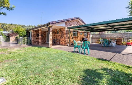 Shoal Bay Apartment | Lorikeet Retreat, 2/117 Tomaree Rd - Pet Friendly, Air Conditioned Holiday House