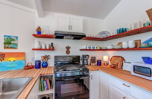 Hope Town Cottage | Lost Together-Your Serene Retreat on Elbow Cay-just a 3 minute walk to beach!