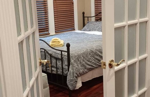 Murray Hill House | Lots of lights private room walking to LIRR & shops & Quiet neighborhoodsn